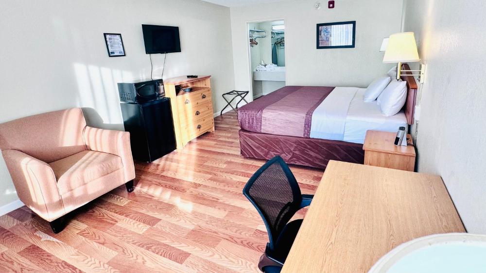 King Room - Non-Smoking interior