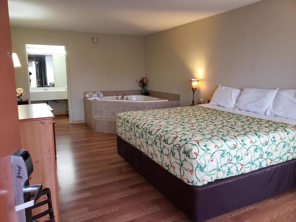 Deluxe King Room with Spa Bath - Non Smoking interior